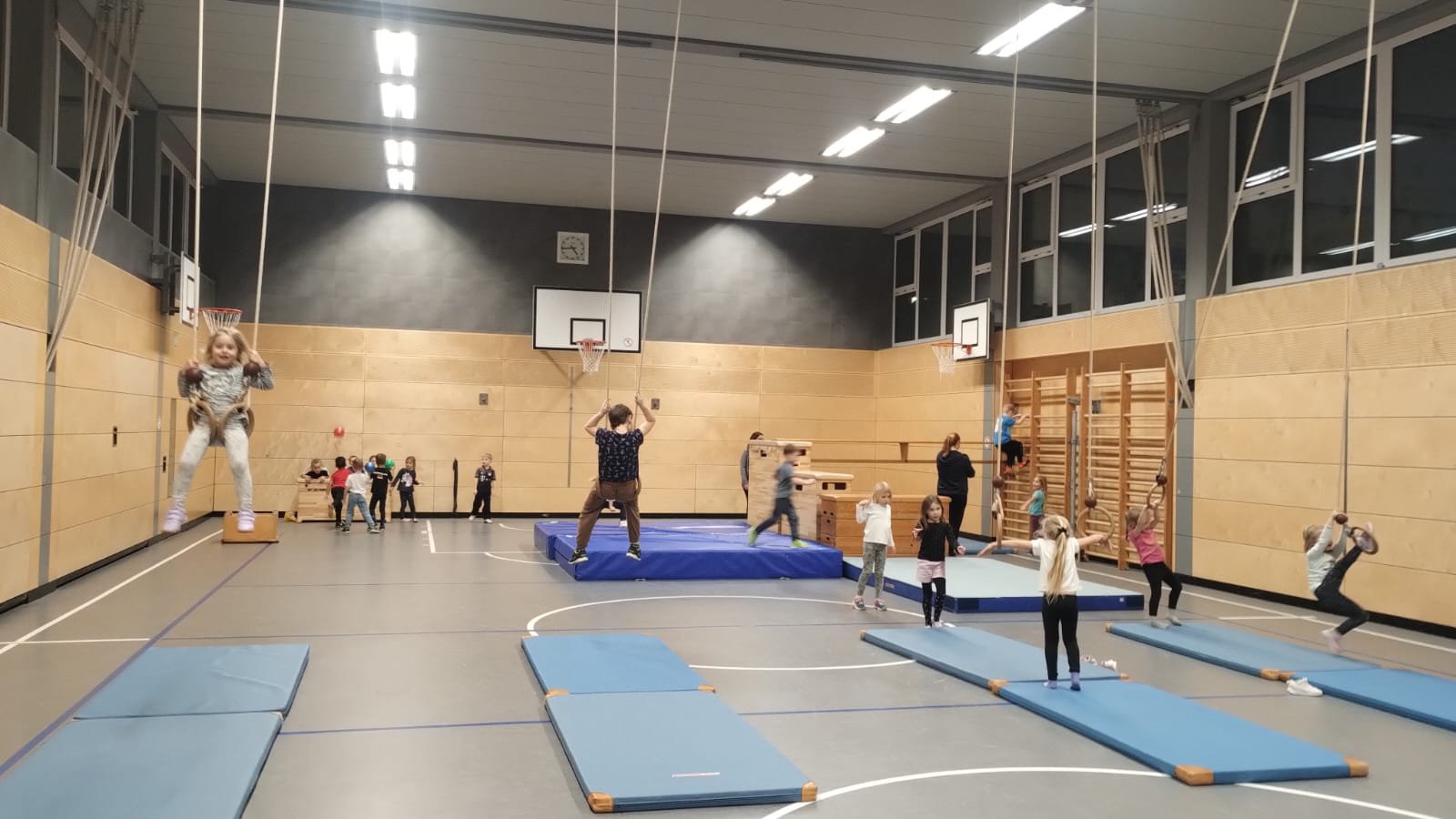 Turnhalle Kinder üben an den Ringen